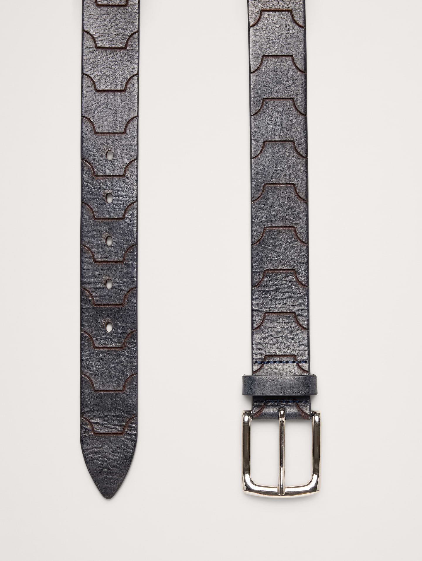 L'image numéro 2 présente Ceinture en cuir repoussé à motifs géométriques