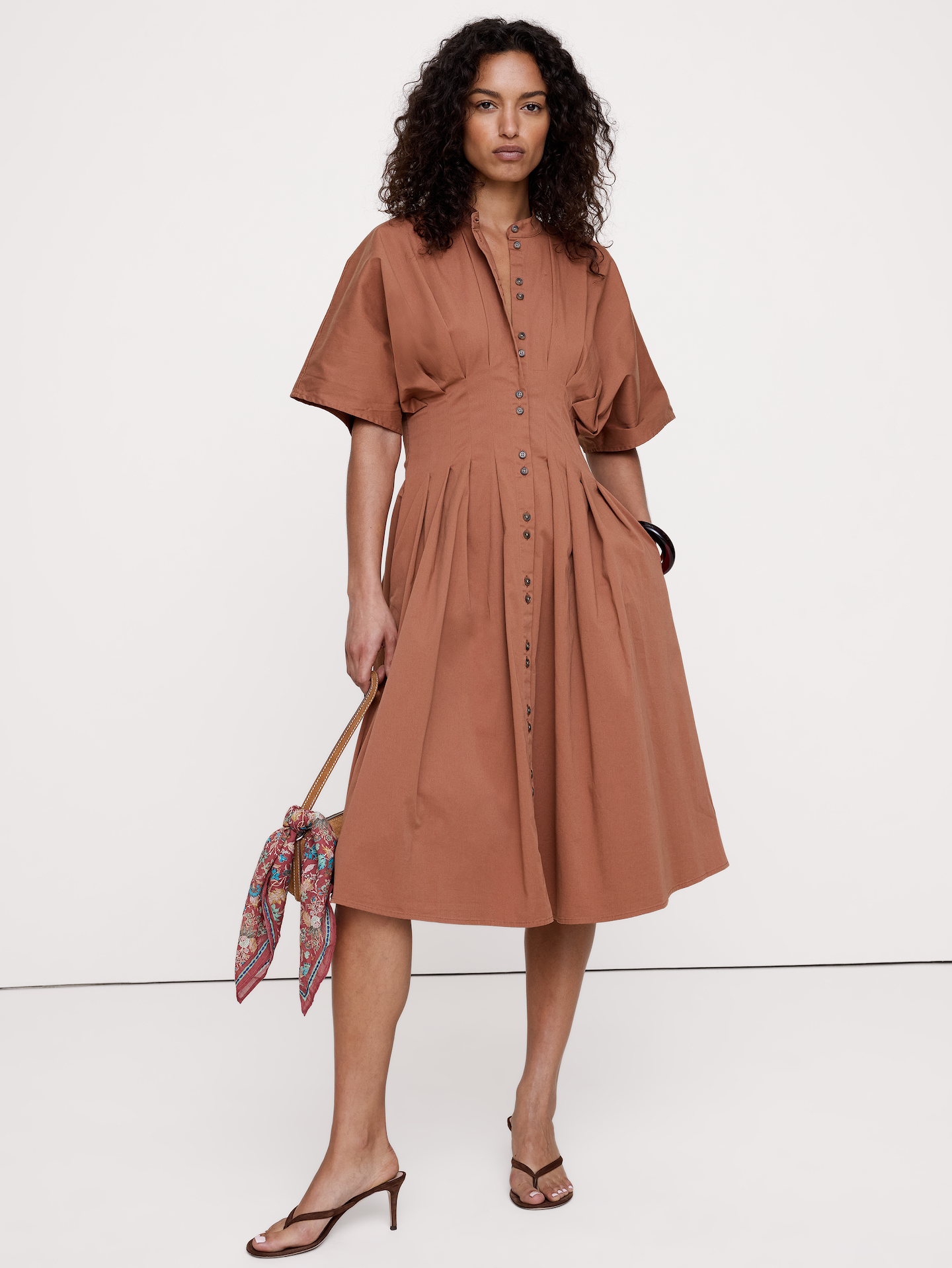 L'image numéro 1 présente Robe mi-longue à plis en coton extensible