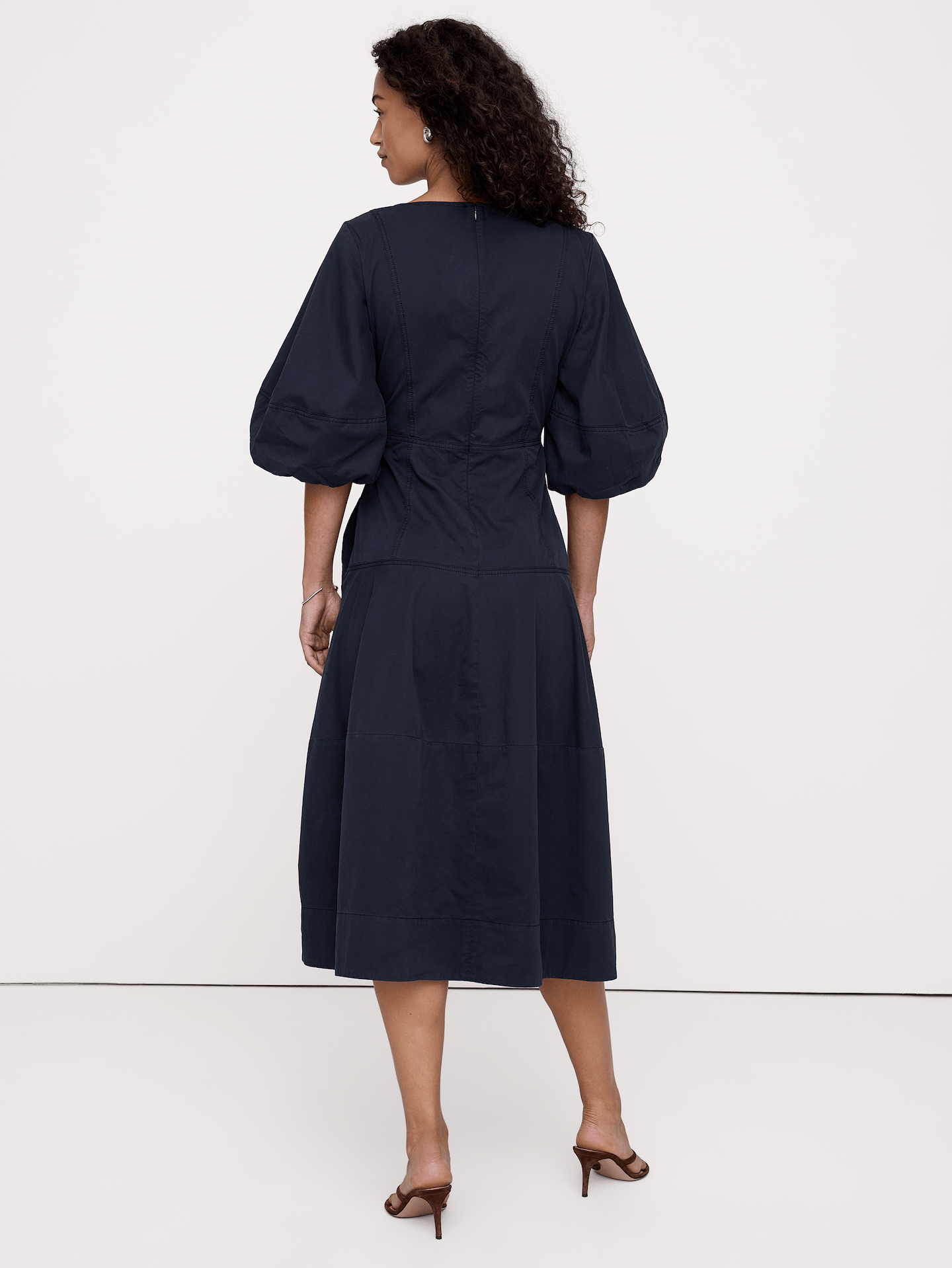 L'image numéro 5 présente Robe mi-longue coupe baril en sergé de coton