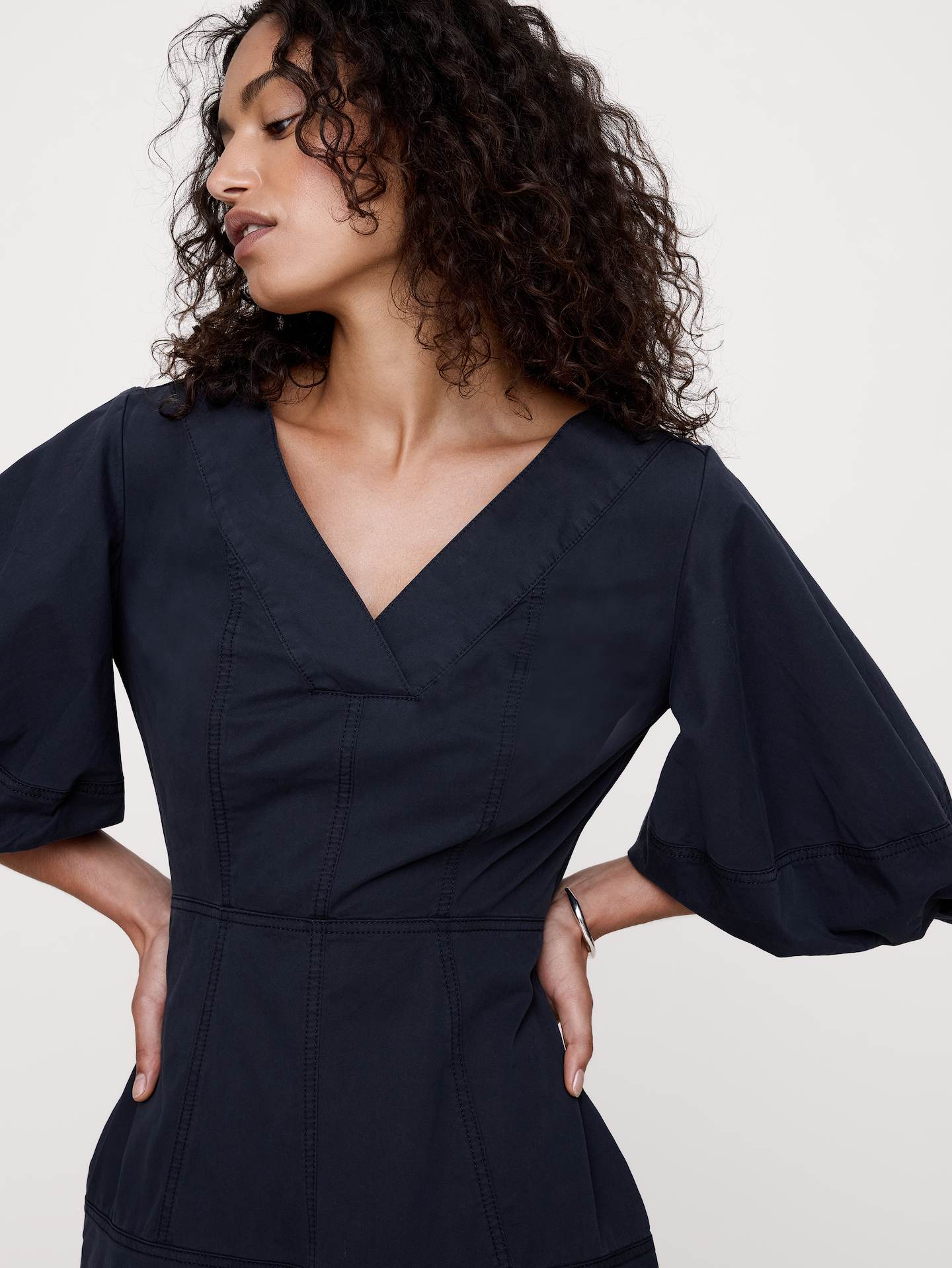 L'image numéro 6 présente Robe mi-longue coupe baril en sergé de coton