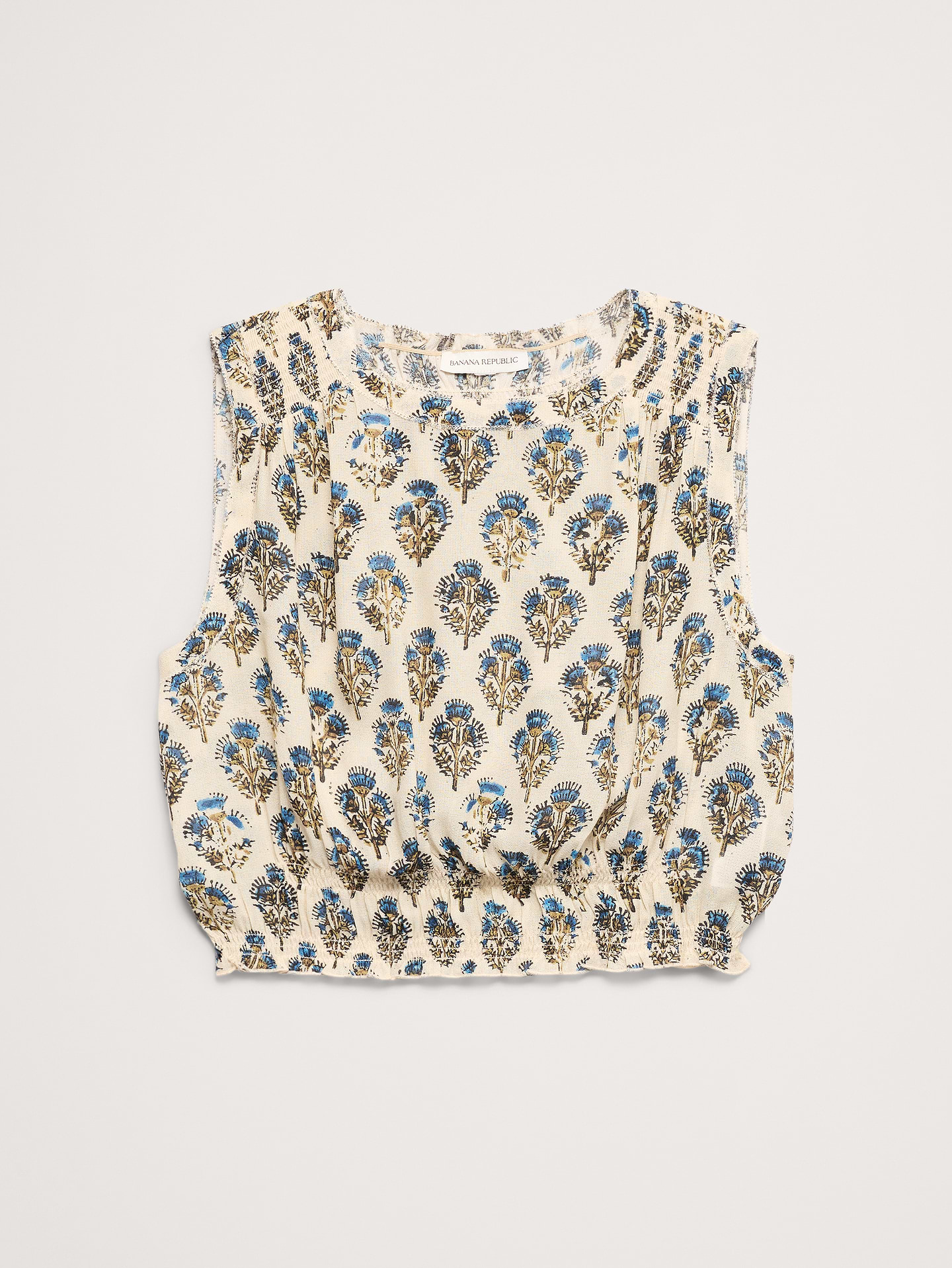 L'image numéro 4 présente Camisole courte en crêpe georgette à smocks