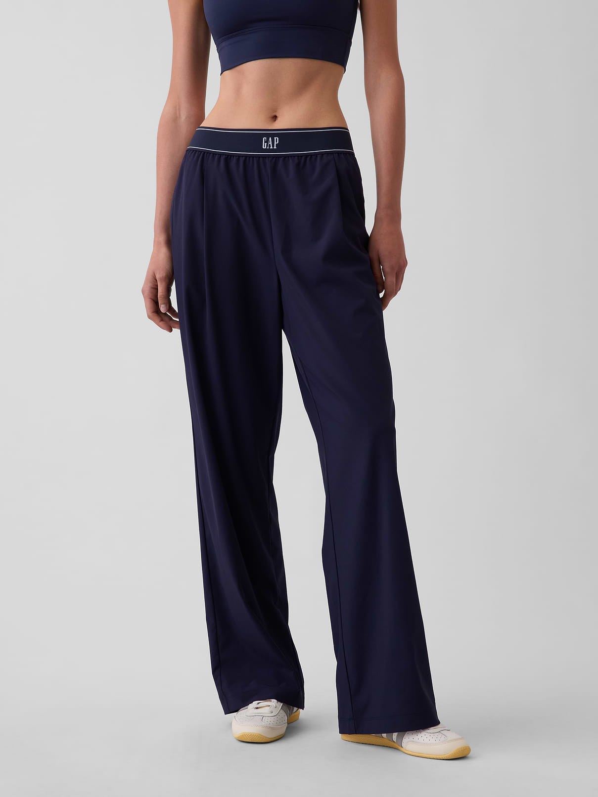 L'image numéro 2 présente Pantalon confort à plis à logo GapFit