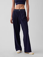 L'image numéro 2 présente Pantalon confort à plis à logo GapFit