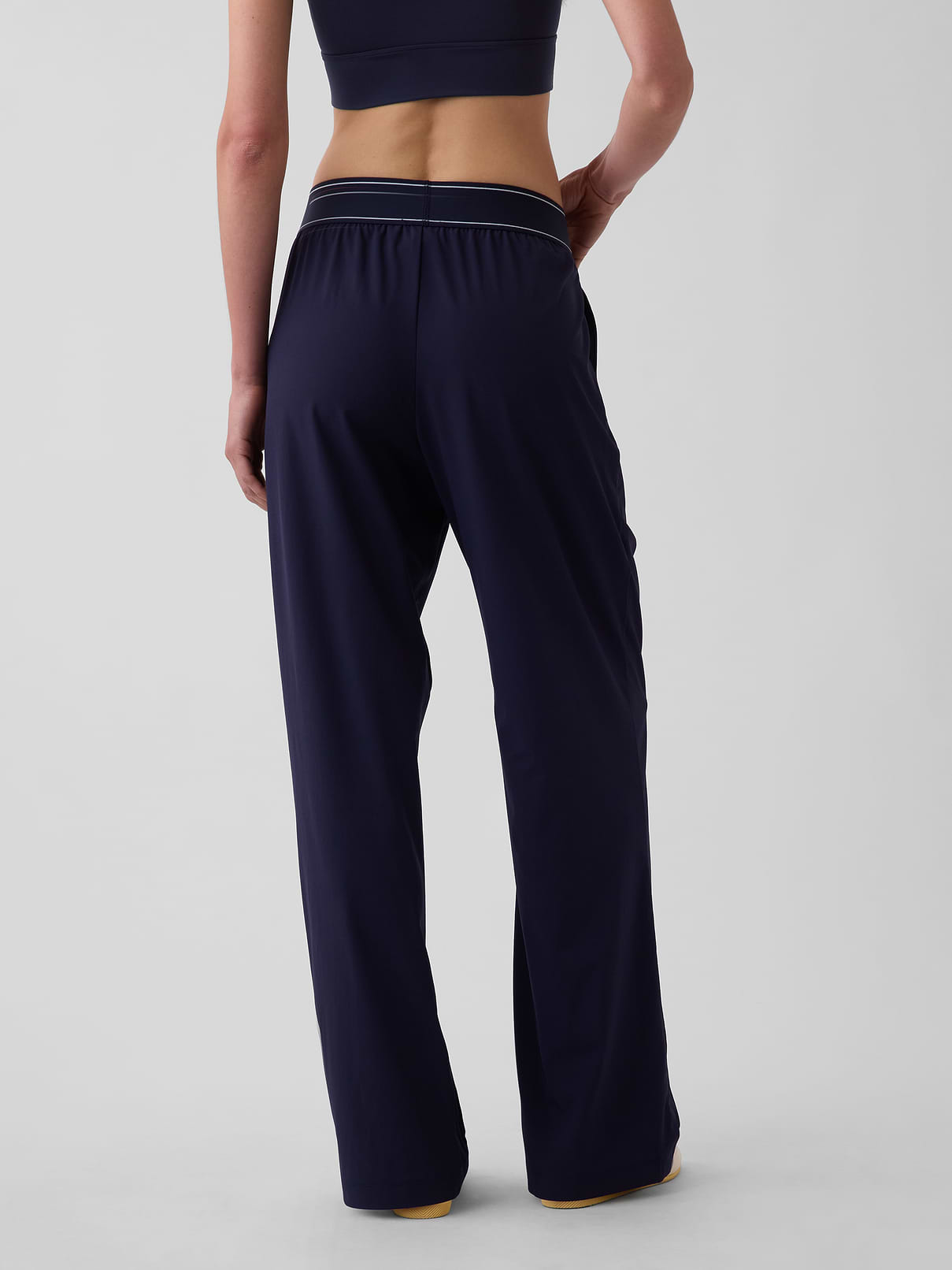 L'image numéro 4 présente Pantalon confort à plis à logo GapFit