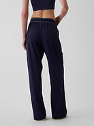 L'image numéro 4 présente Pantalon confort à plis à logo GapFit