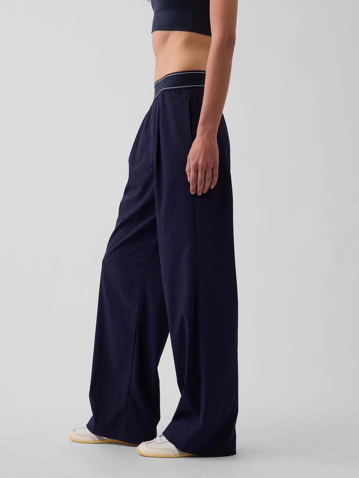 L'image numéro 3 présente Pantalon confort à plis à logo GapFit