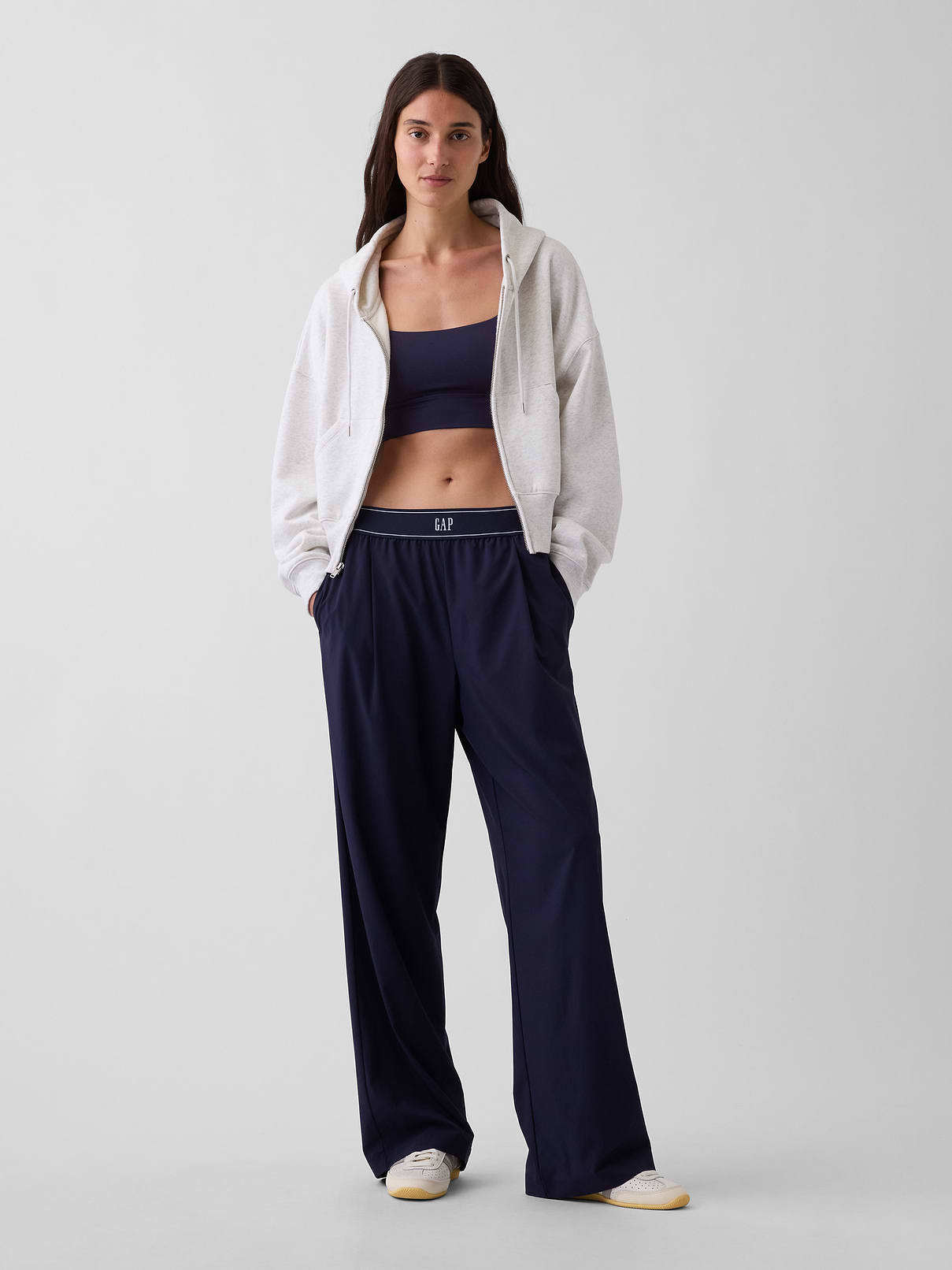 L'image numéro 6 présente Pantalon confort à plis à logo GapFit