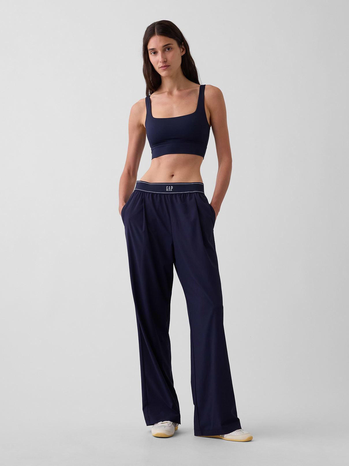 L'image numéro 1 présente Pantalon confort à plis à logo GapFit