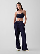 L'image numéro 1 présente Pantalon confort à plis à logo GapFit
