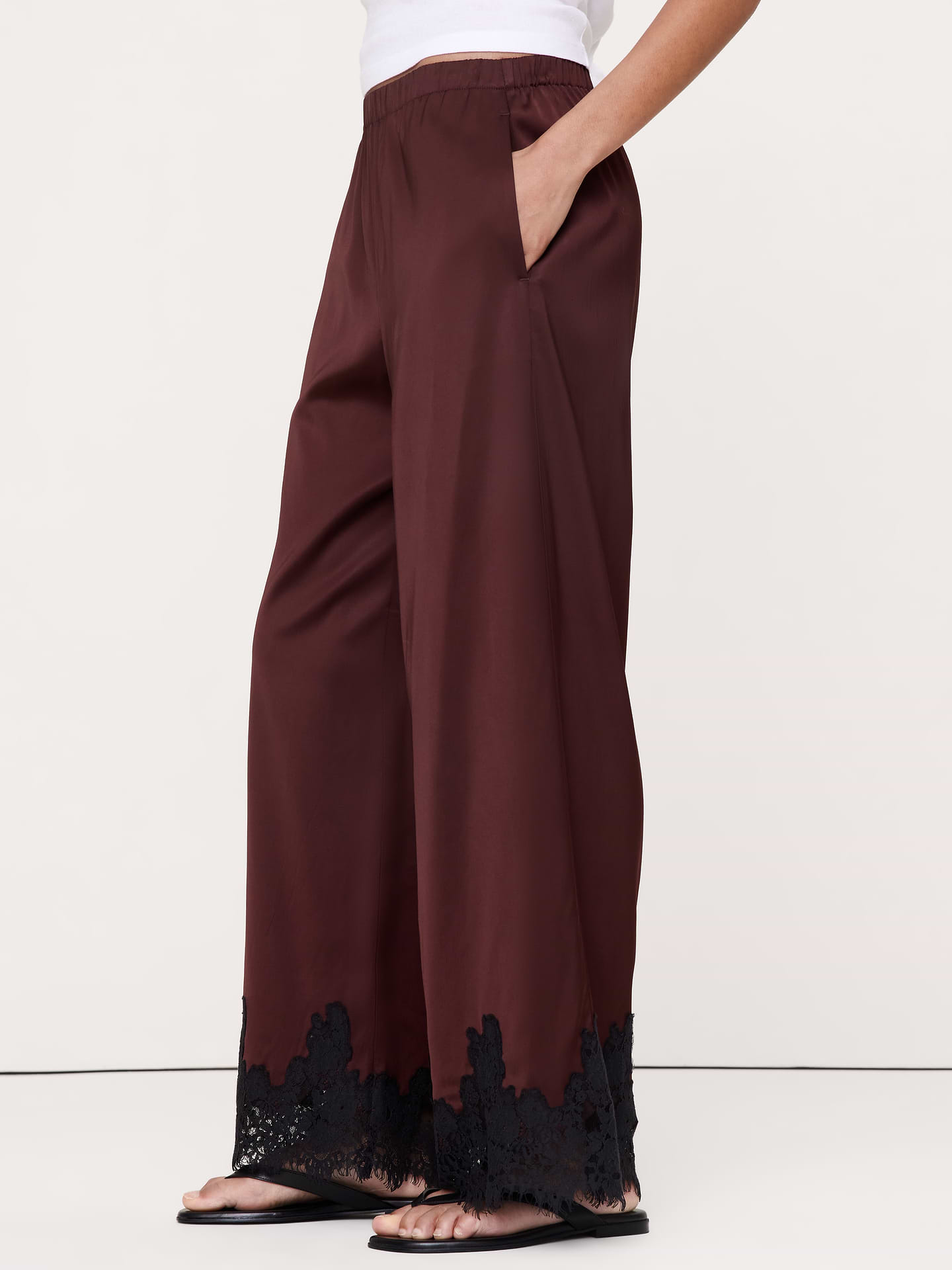 L'image numéro 3 présente Pantalon à taille élastique en satin extensible avec bordure en dentelle