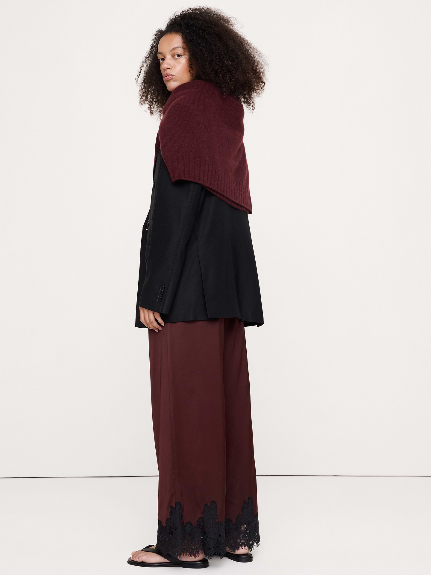 L'image numéro 2 présente Pantalon à taille élastique en satin extensible avec bordure en dentelle