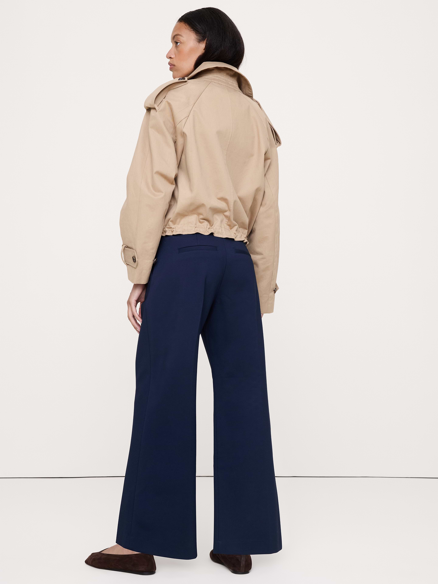 L'image numéro 2 présente Pantalon à taille haute élastique, jambe large, en tricot point de Rome fluide