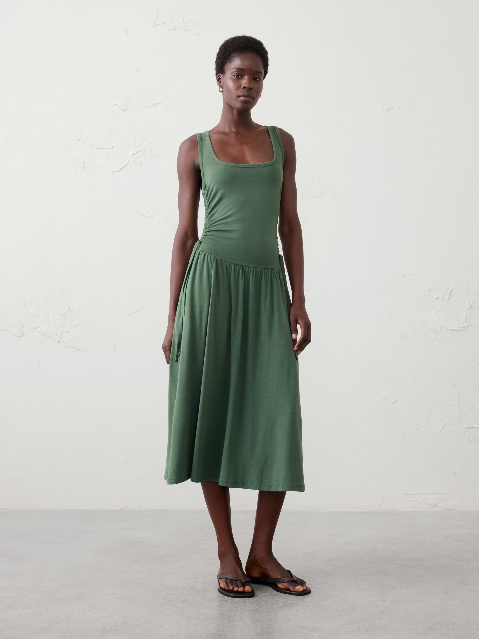 L'image numéro 1 présente Robe mi-longue à taille froncée en tricot