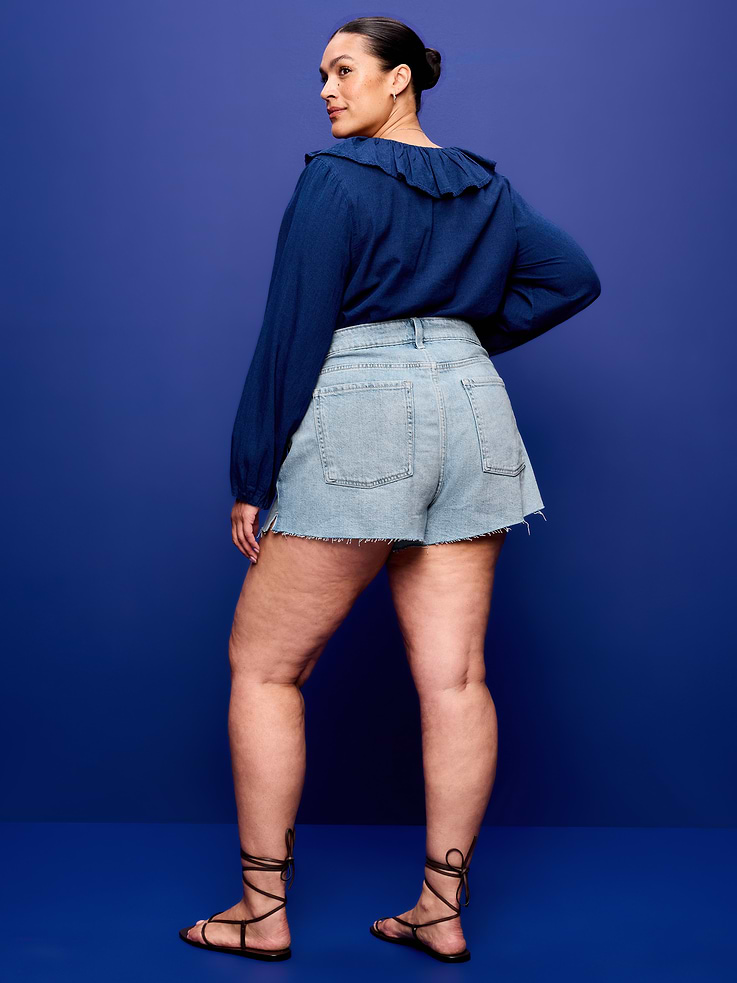 L'image numéro 8 présente Short en denim à ourlet coupé à taille très haute et braguette à boutons, entrejambe de 6,5 cm