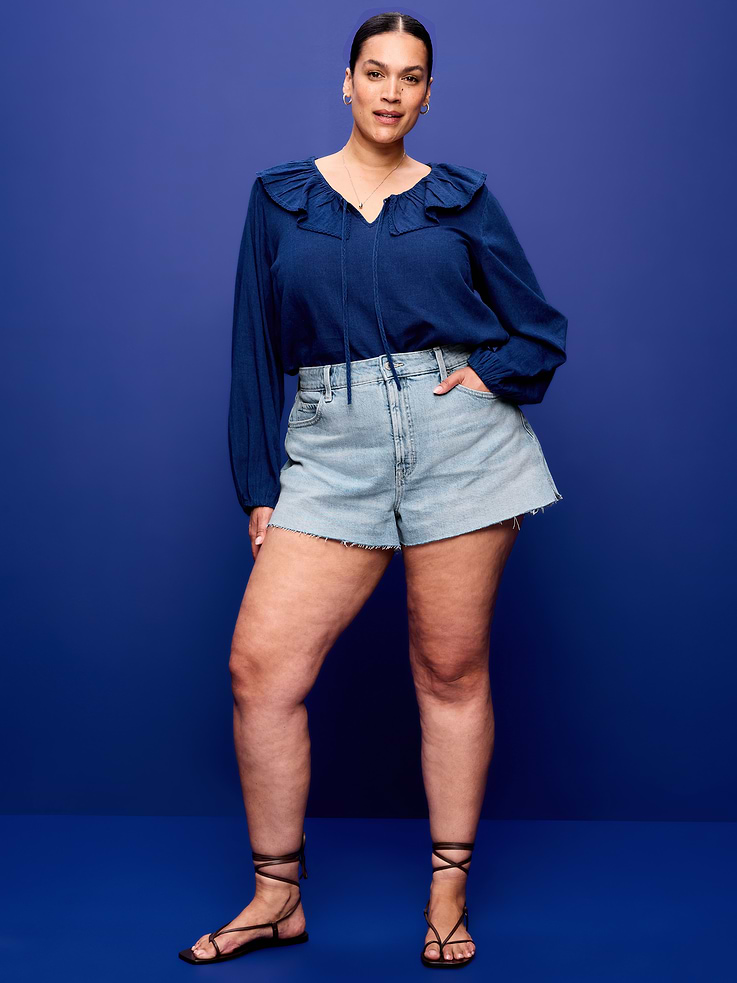 L'image numéro 7 présente Short en denim à ourlet coupé à taille très haute et braguette à boutons, entrejambe de 6,5 cm