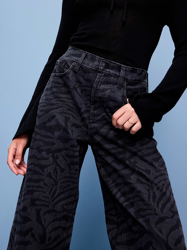 L'image numéro 5 présente Jean coupe généreuse jambe large à taille haute