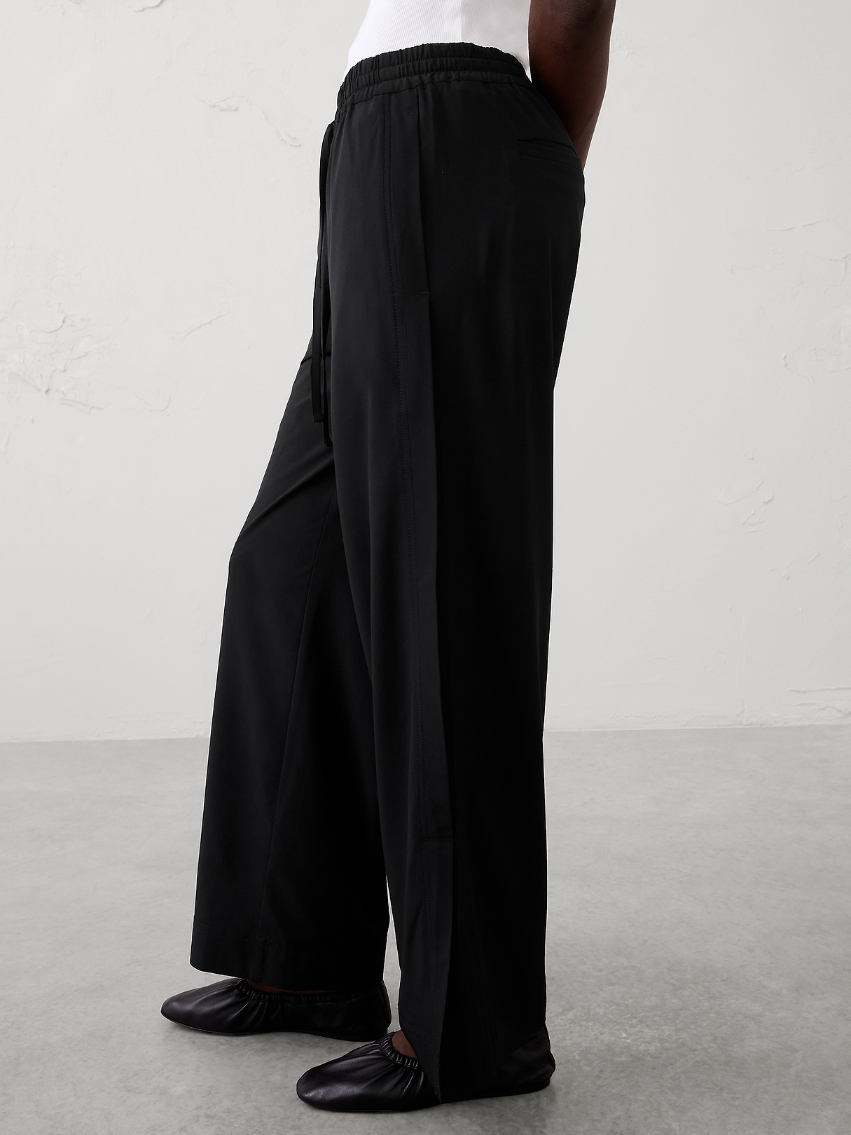 Wide-Leg Mid-Rise Airstretch Pant | Banana Republic Factory