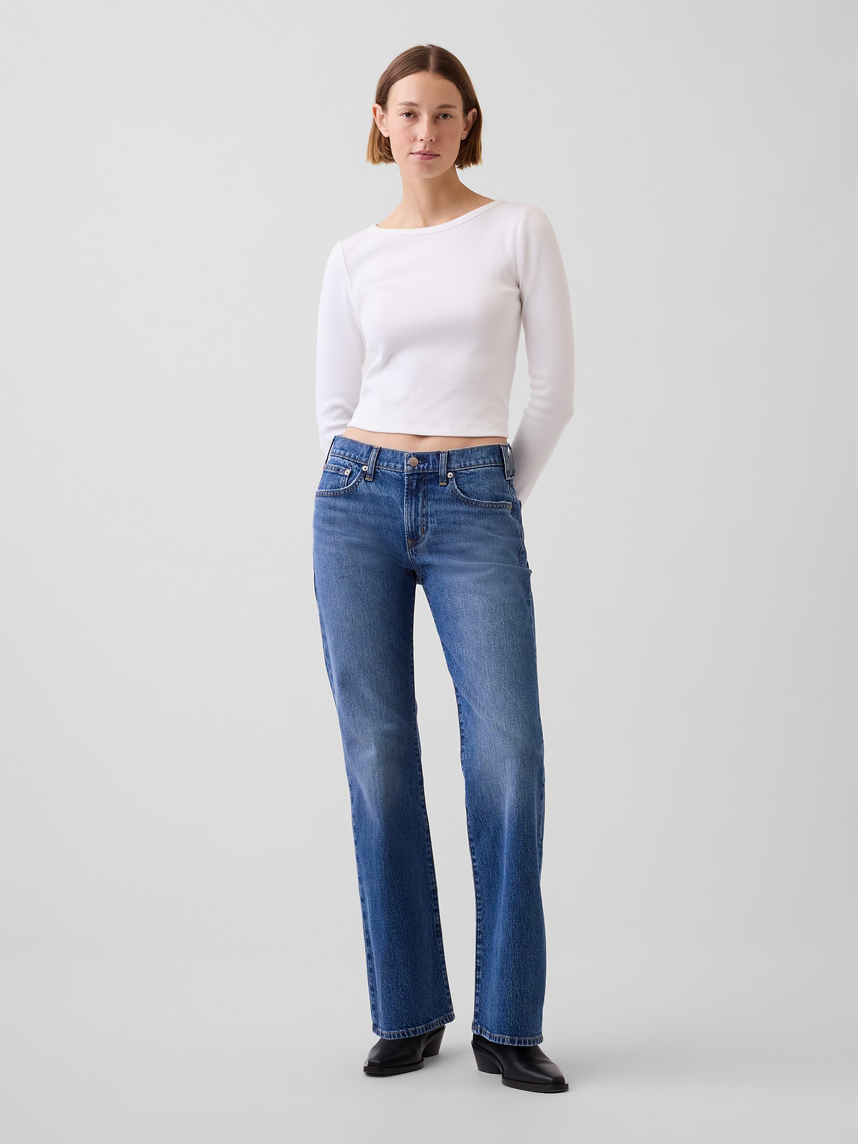 Mid Rise Relaxed Flare Jeans - Medium wash by Gap