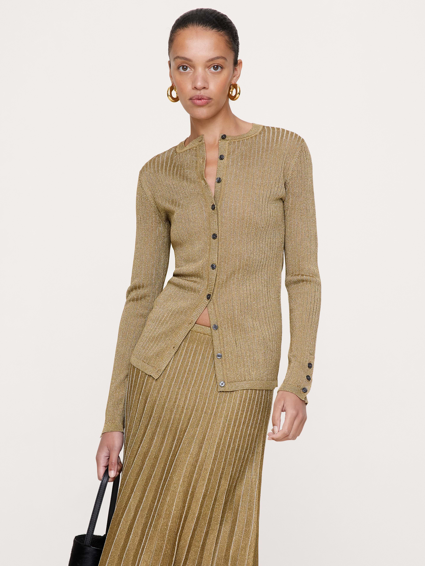 Image 1 de 7, Cet élégant cardigan en tricot légèrement métallisé est rehaussé d’une variété de points côtelés pour souligner sa silhouette près du corps., Coupe: ajustée. Se porte près du corps., Tricot fabriqué par la filature italienne Lanificio Dell’Olivo., Encolure ras du cou; boutons à l’avant., Ourlet droit., Produit #1181574