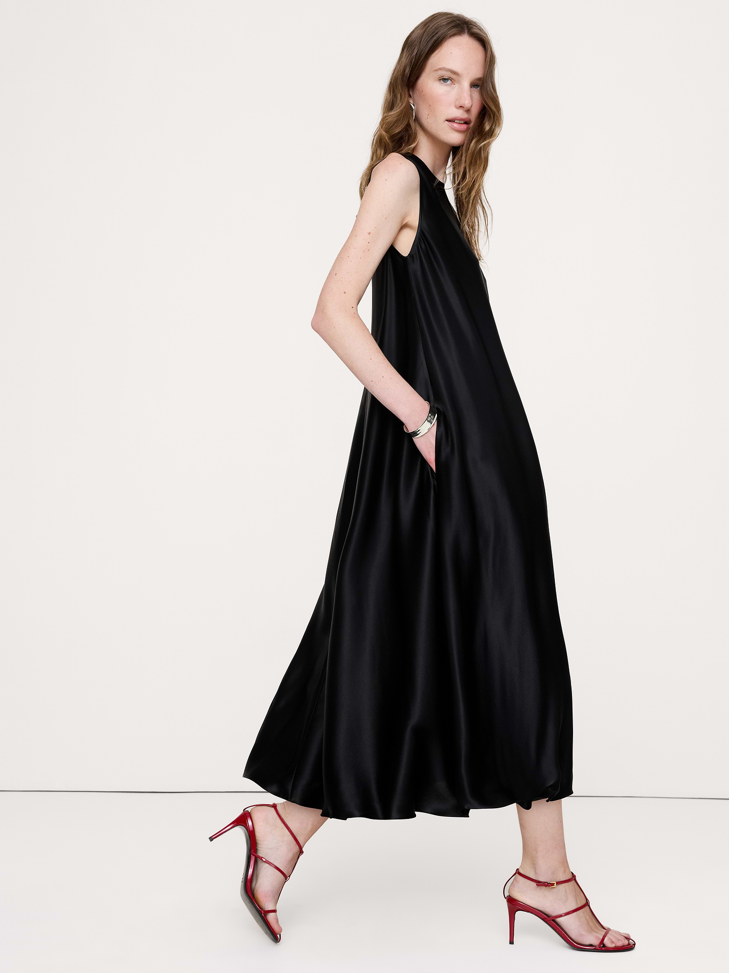 L'image numéro 3 présente Robe trapèze sans manches en satin italien