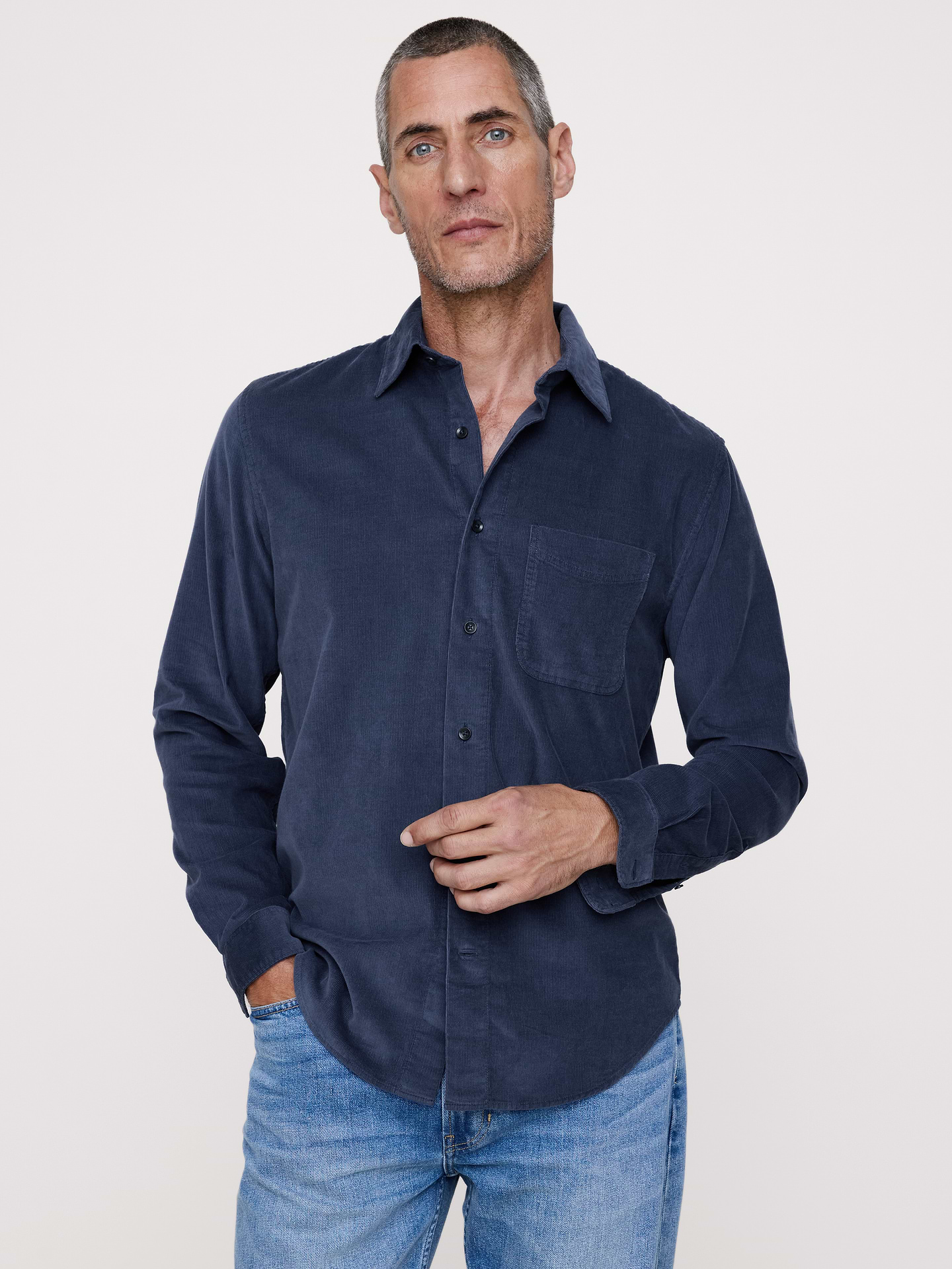 L'image numéro 1 présente Chemise standard en velours côtelé léger