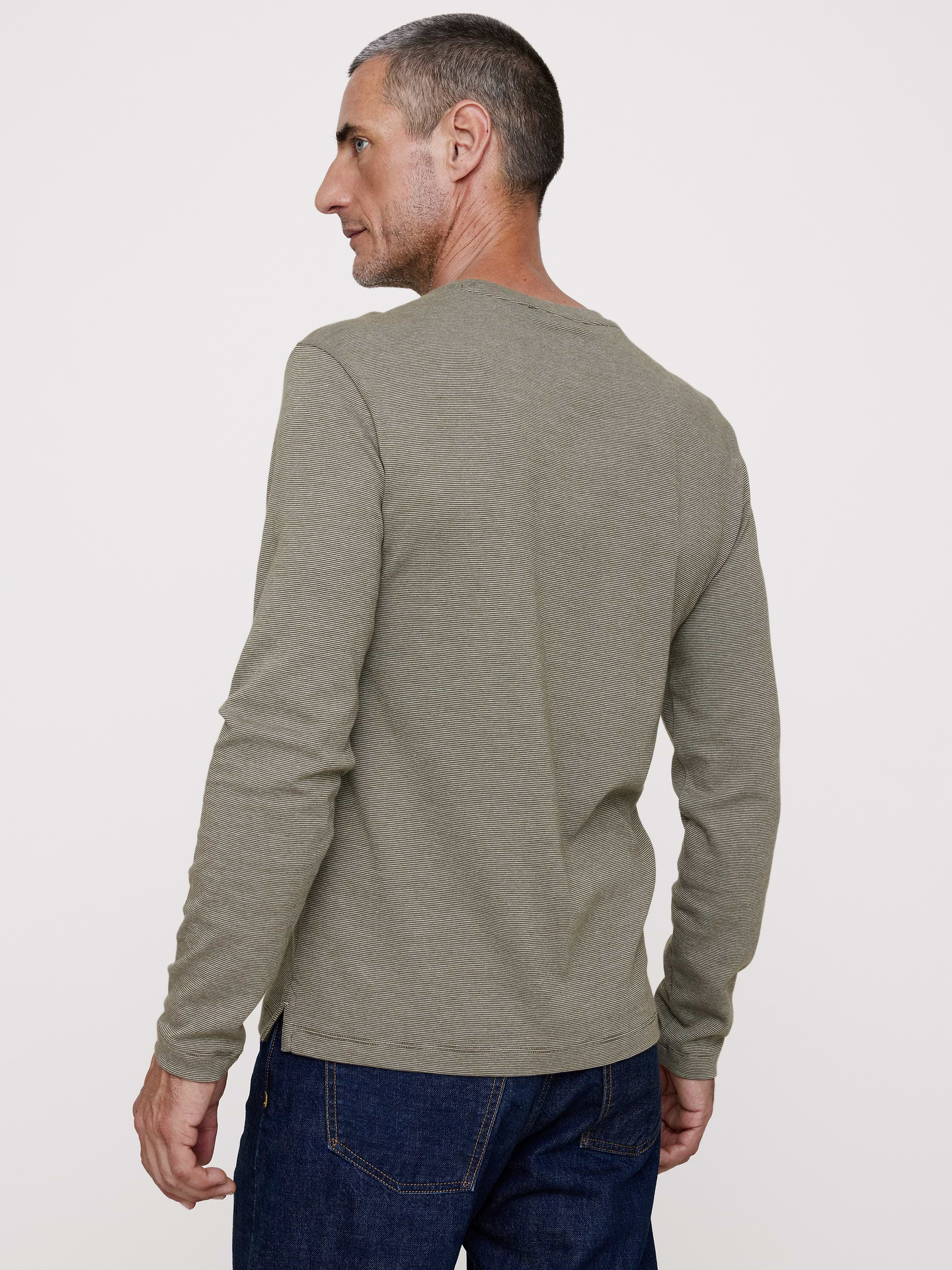 L'image numéro 2 présente T-shirt à manches longues en tissu luxueux
