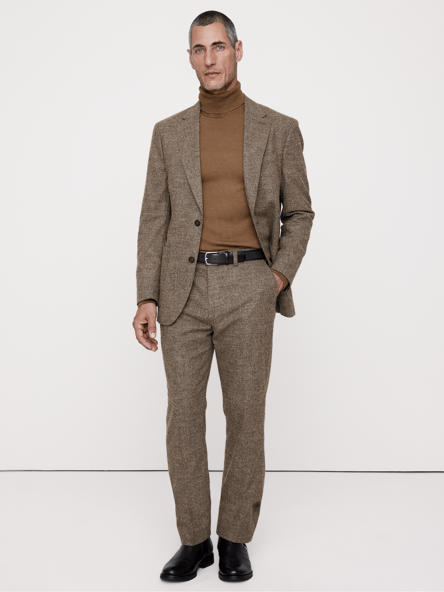 L'image numéro 1 présente Pantalon de complet ajusté cintré en flanelle à plis