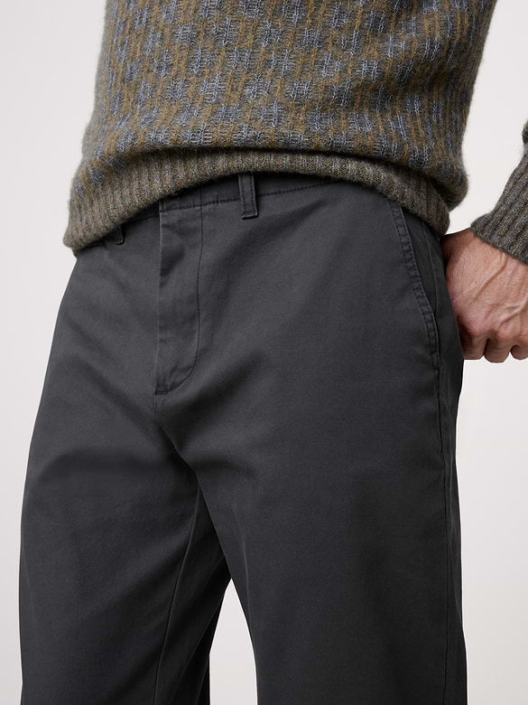 Chino rodé athlétique
