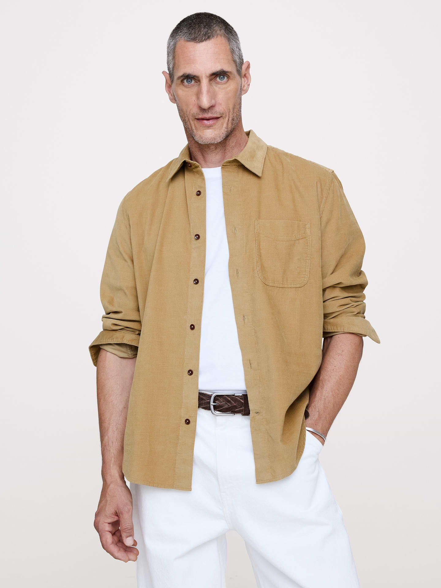 L'image numéro 1 présente Chemise standard en velours côtelé léger