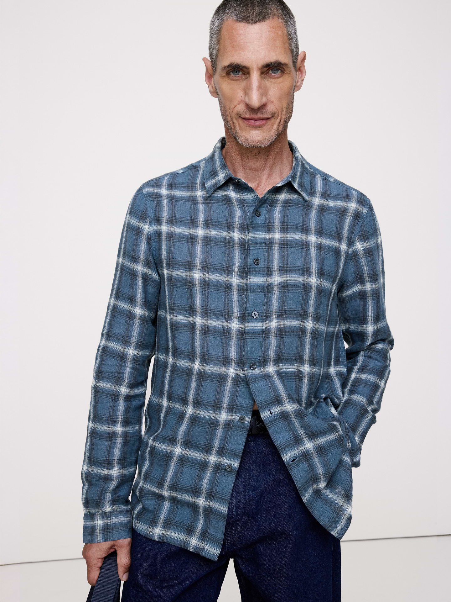 L'image numéro 1 présente Chemise à coupe standard en lin et coton à carreaux
