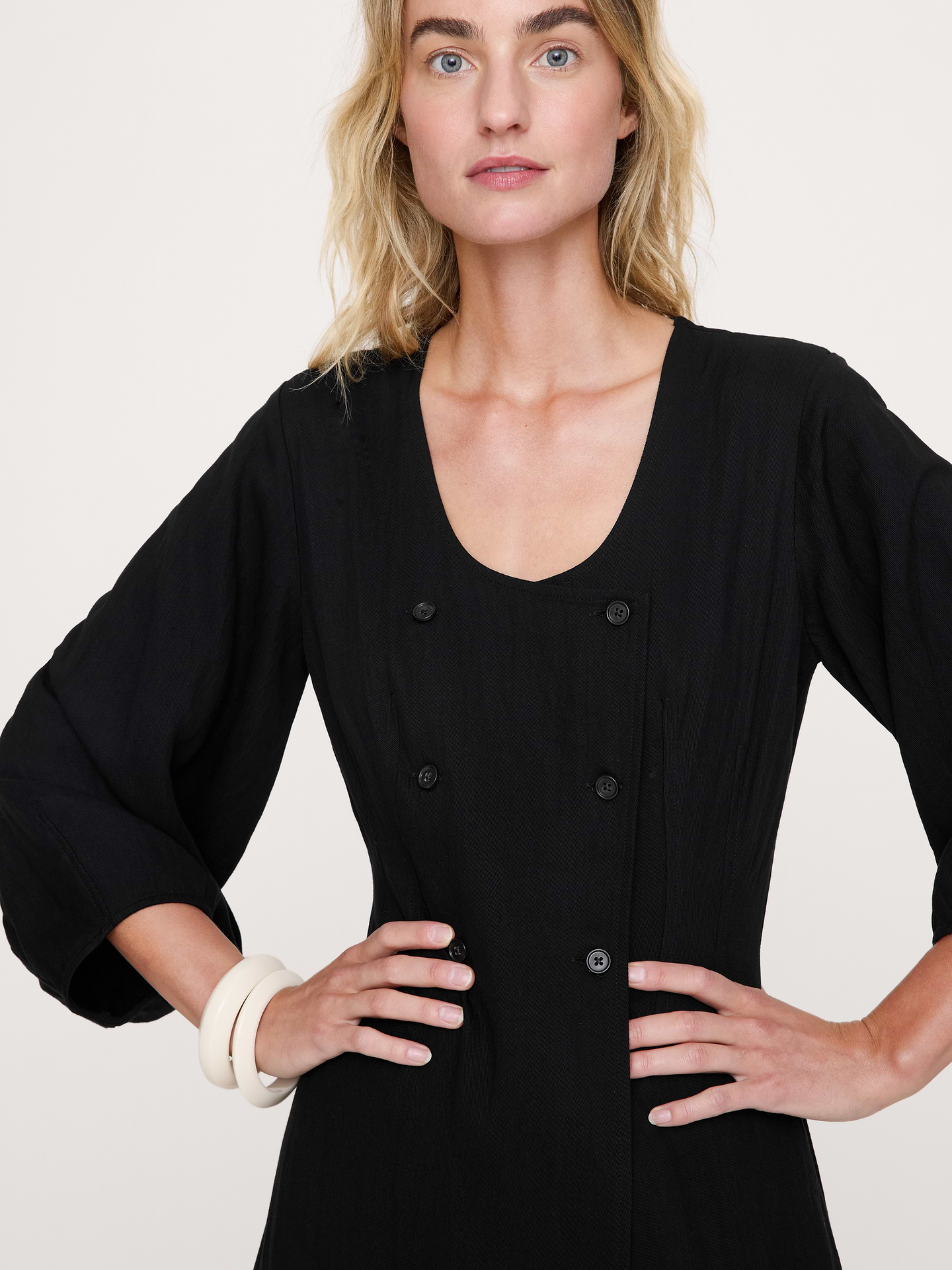 L'image numéro 4 présente Robe longue boutonnée en sergé fluide