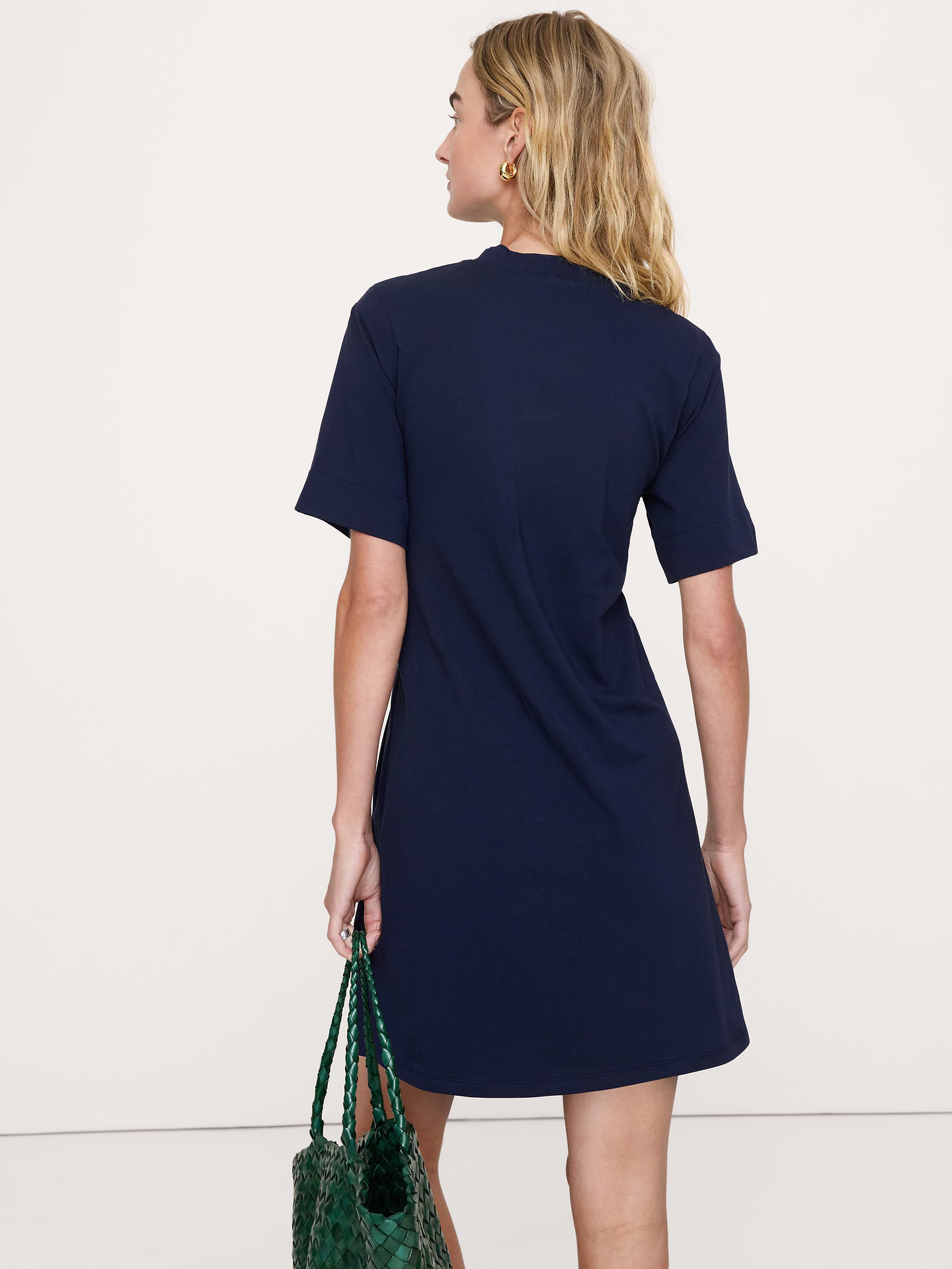 L'image numéro 5 présente Robe mi-longue à encolure montante en coton extensible