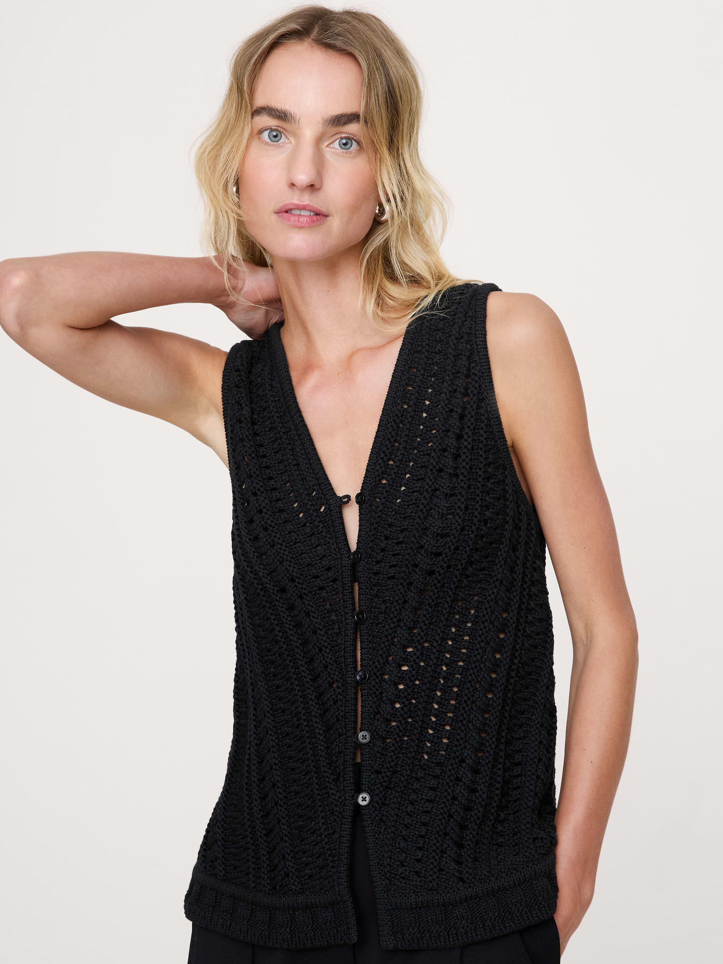 L'image numéro 4 présente Gilet en tricot de coton crocheté