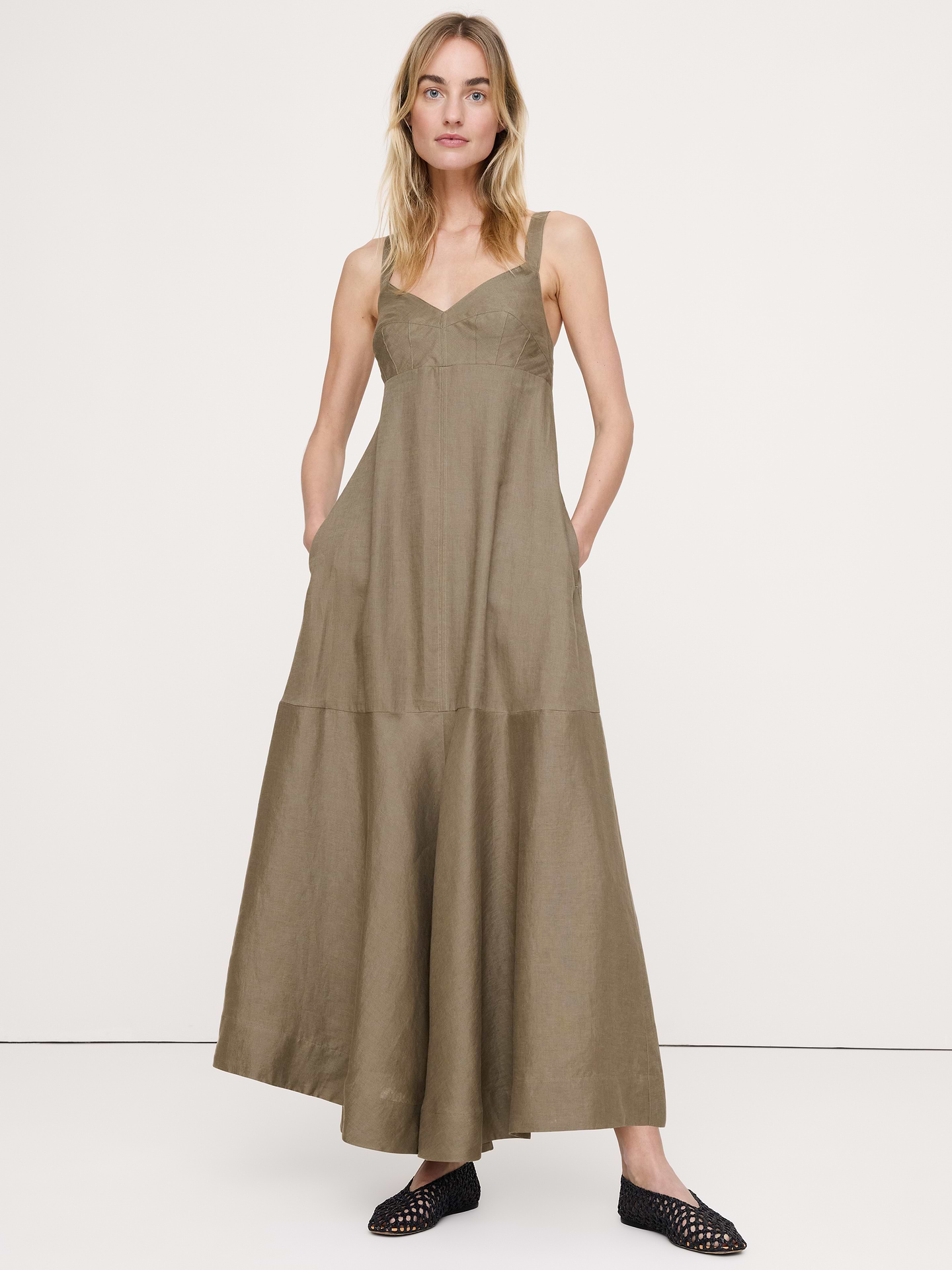 L'image numéro 1 présente Robe longue en lin à taille empire