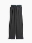 L'image numéro 7 présente Pantalon confort à plis à logo GapFit