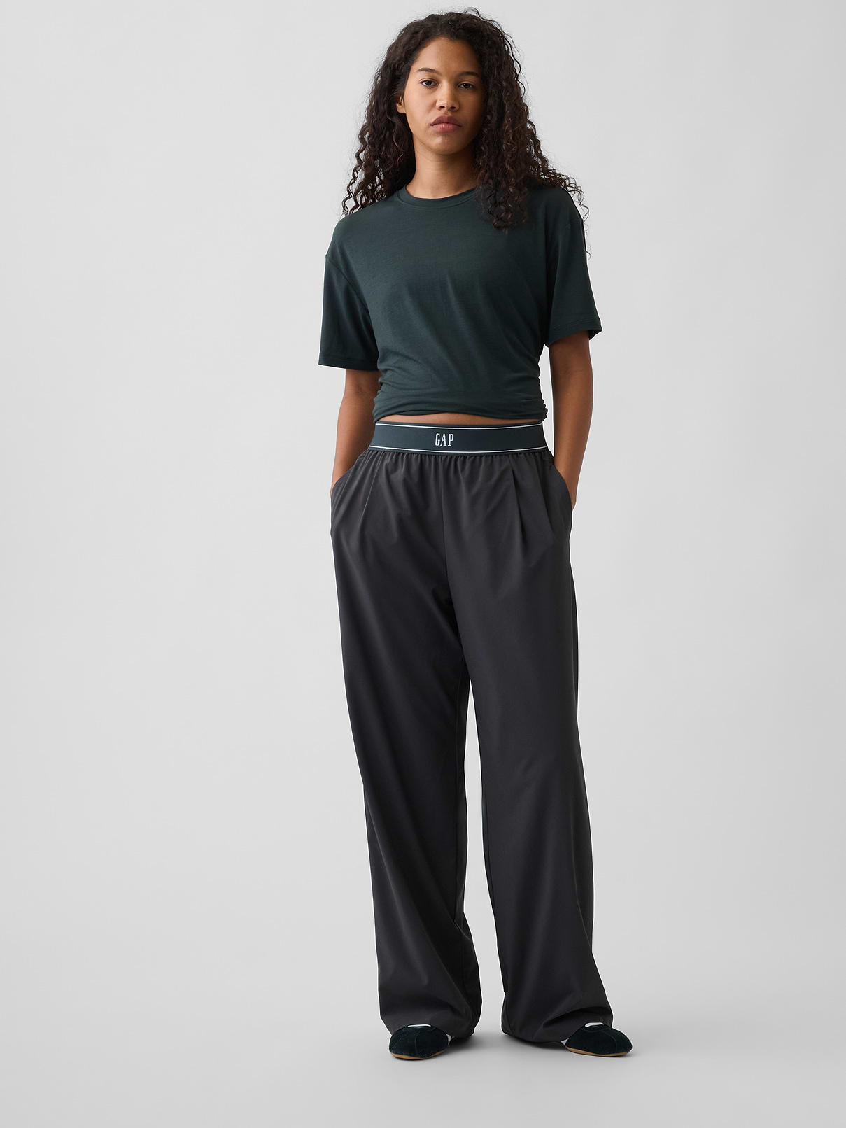 L'image numéro 1 présente Pantalon confort à plis à logo GapFit