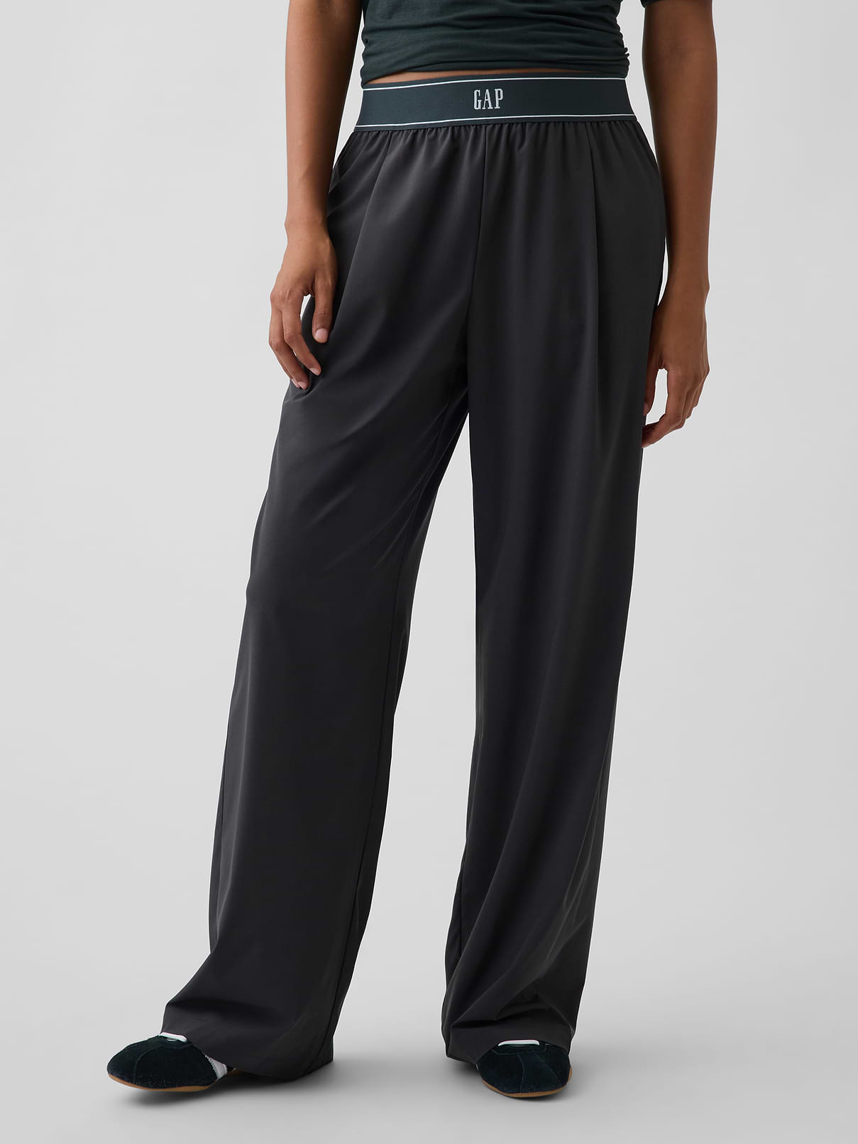 L'image numéro 2 présente Pantalon confort à plis à logo GapFit