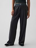 L'image numéro 2 présente Pantalon confort à plis à logo GapFit