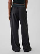 L'image numéro 4 présente Pantalon confort à plis à logo GapFit