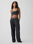 L'image numéro 6 présente Pantalon confort à plis à logo GapFit