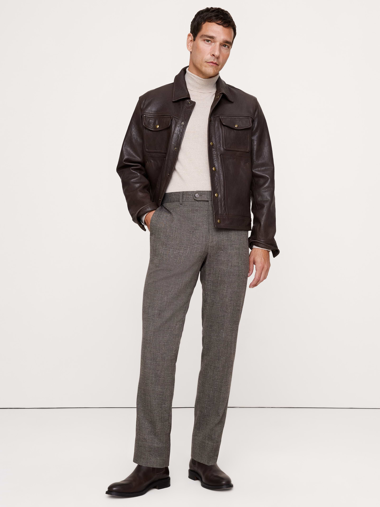 L'image numéro 1 présente Pantalon habillé coupe étroite cintrée en tissu infroissable à chevrons