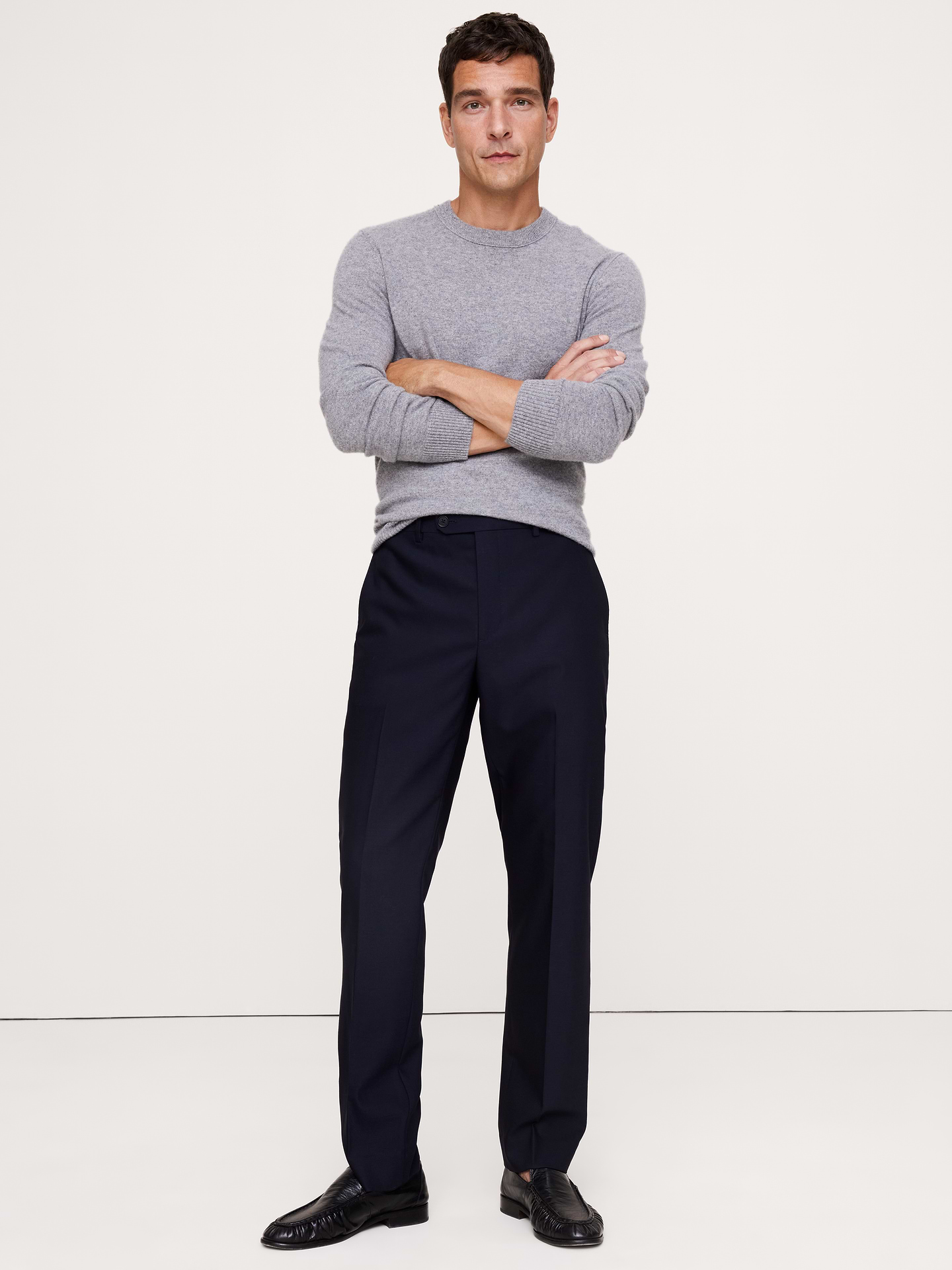 L'image numéro 5 présente Pantalon de complet en laine italienne barathéa à coupe étroite raffinée