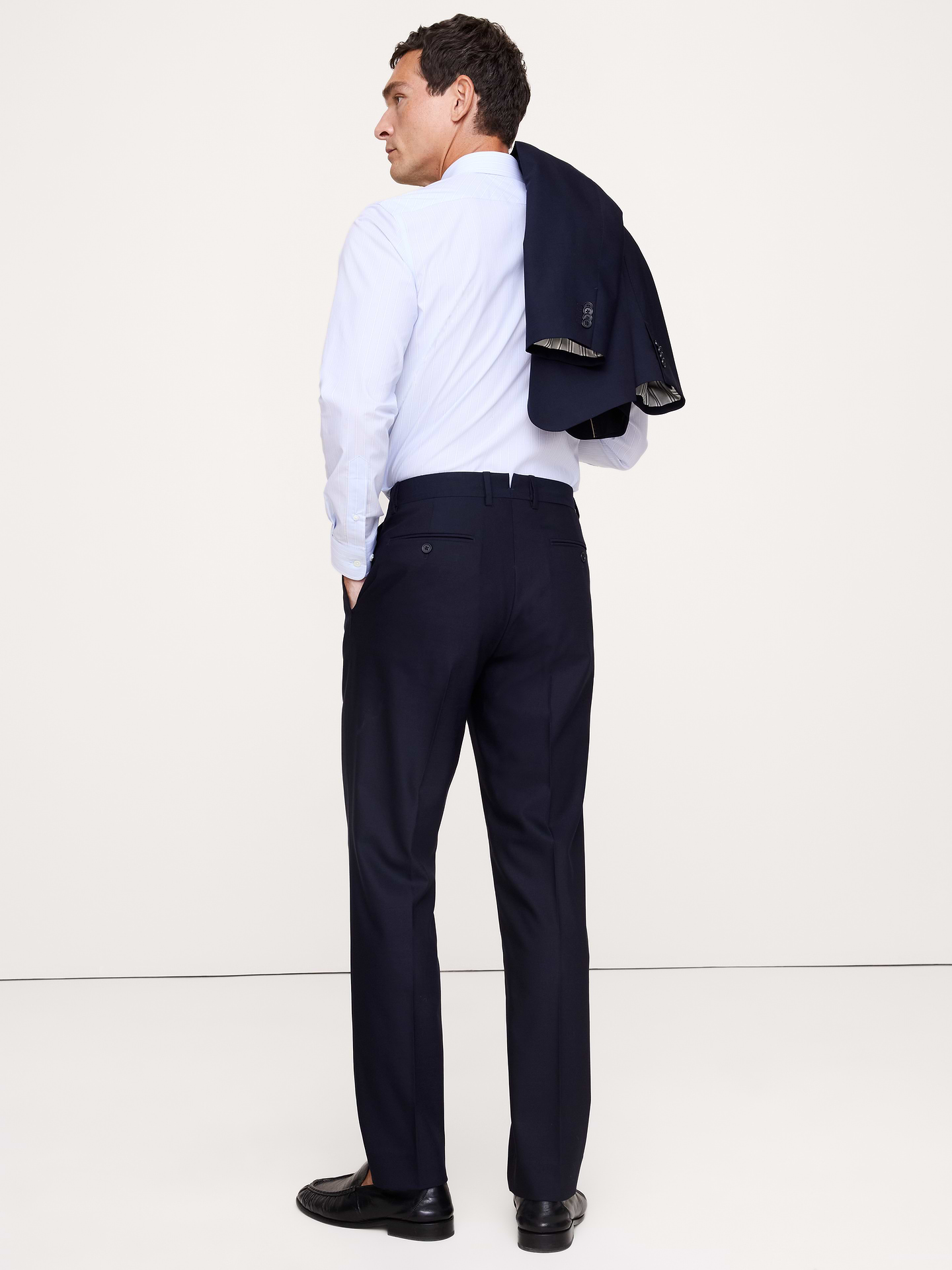 L'image numéro 3 présente Pantalon de complet en laine italienne barathéa à coupe étroite raffinée
