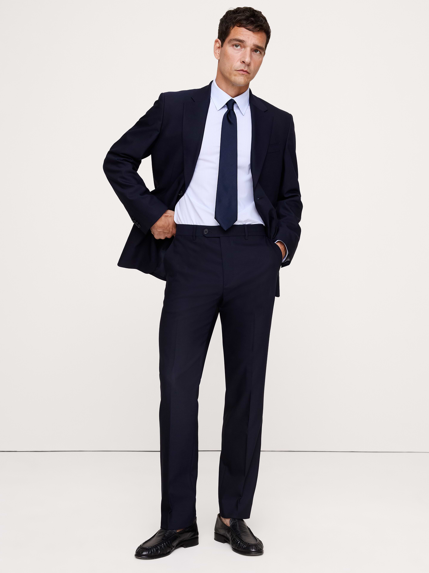 L'image numéro 4 présente Pantalon de complet en laine italienne barathéa à coupe étroite raffinée