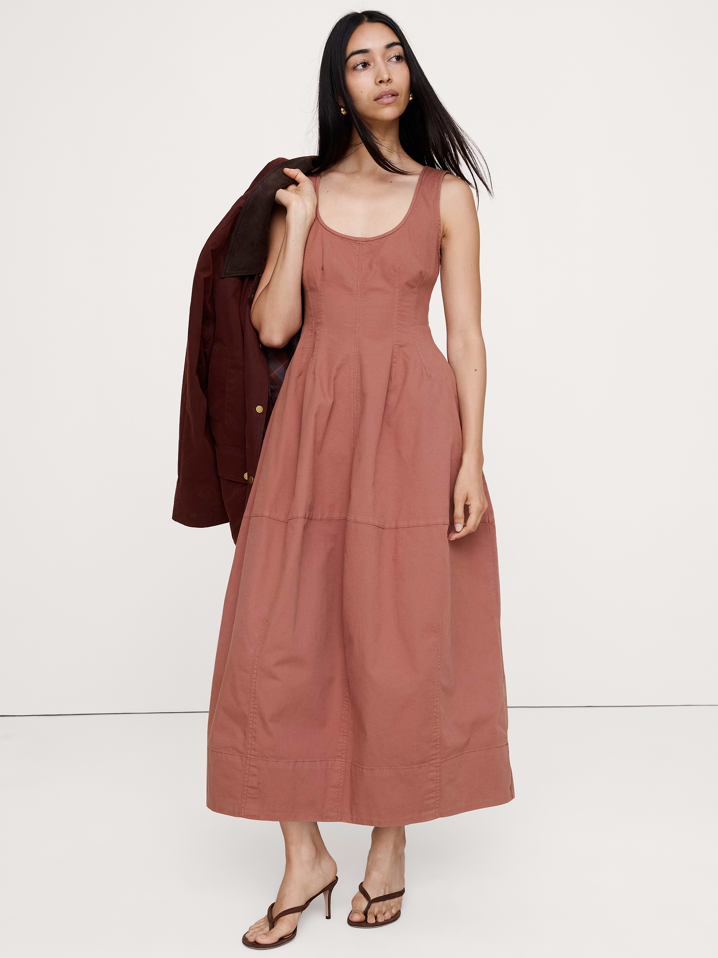 L'image numéro 1 présente Robe mi-longue coupe baril en coton extensible