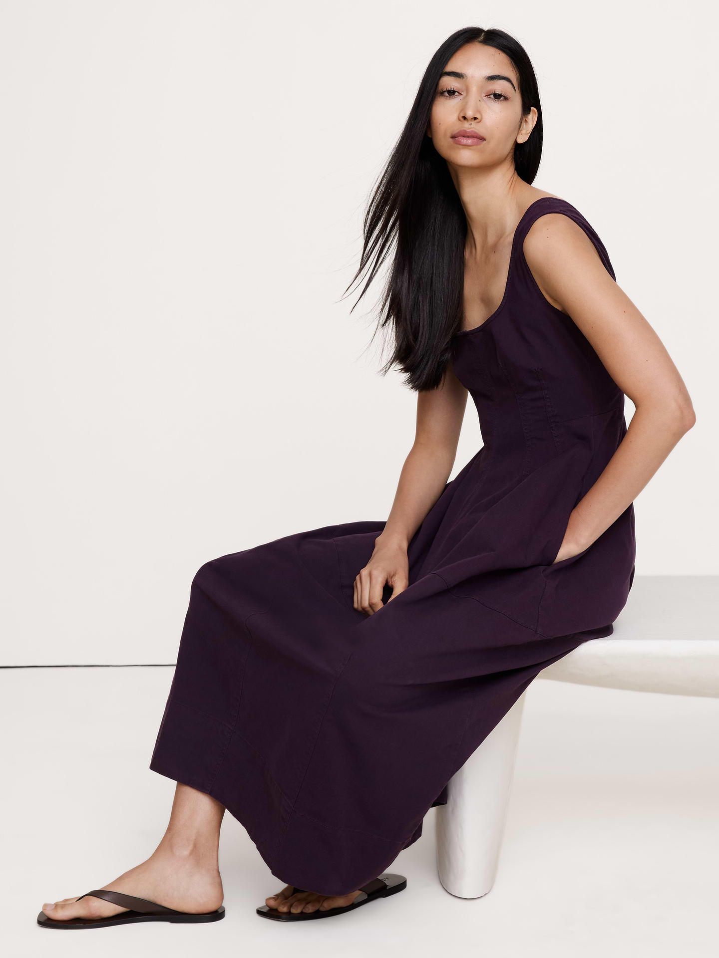 L'image numéro 6 présente Robe mi-longue coupe baril en coton extensible