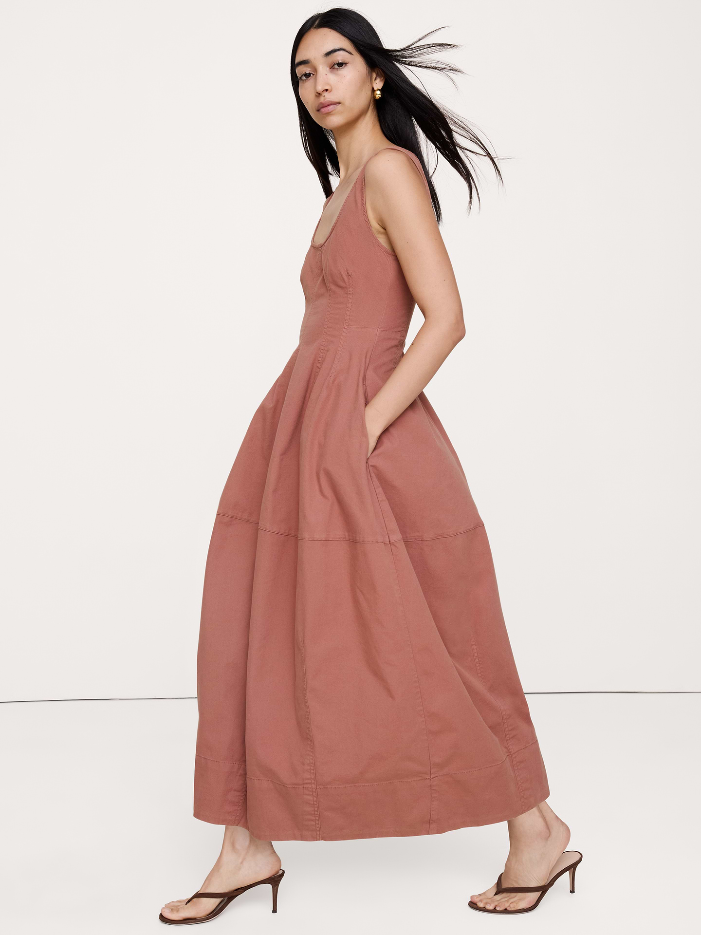 L'image numéro 4 présente Robe mi-longue coupe baril en coton extensible