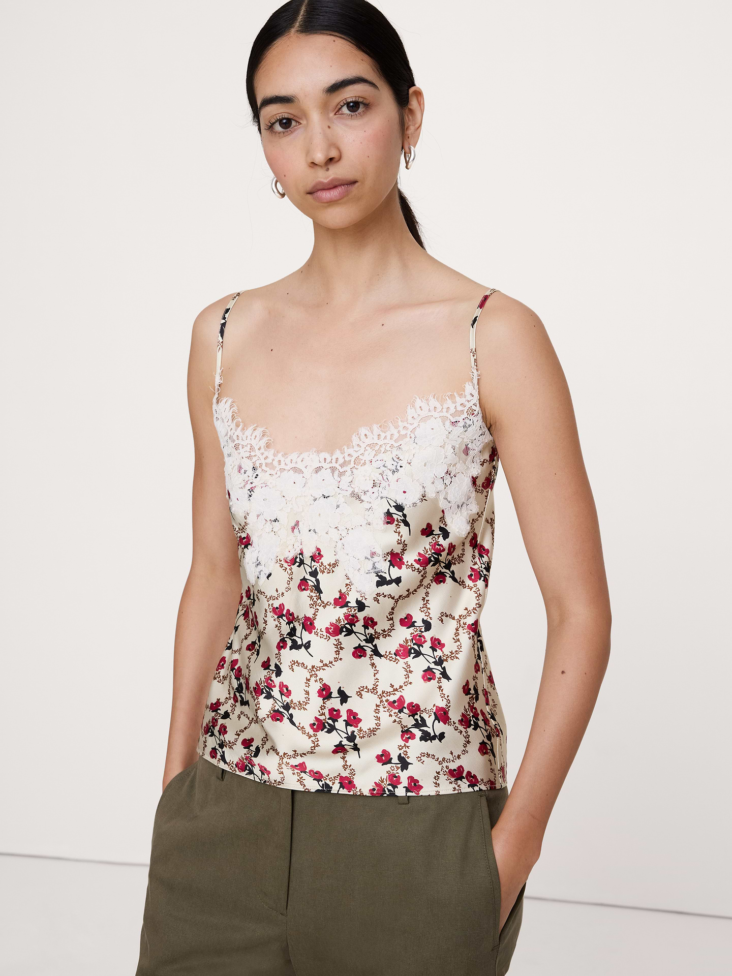 L'image numéro 1 présente Camisole en satin extensible à bordure en dentelle