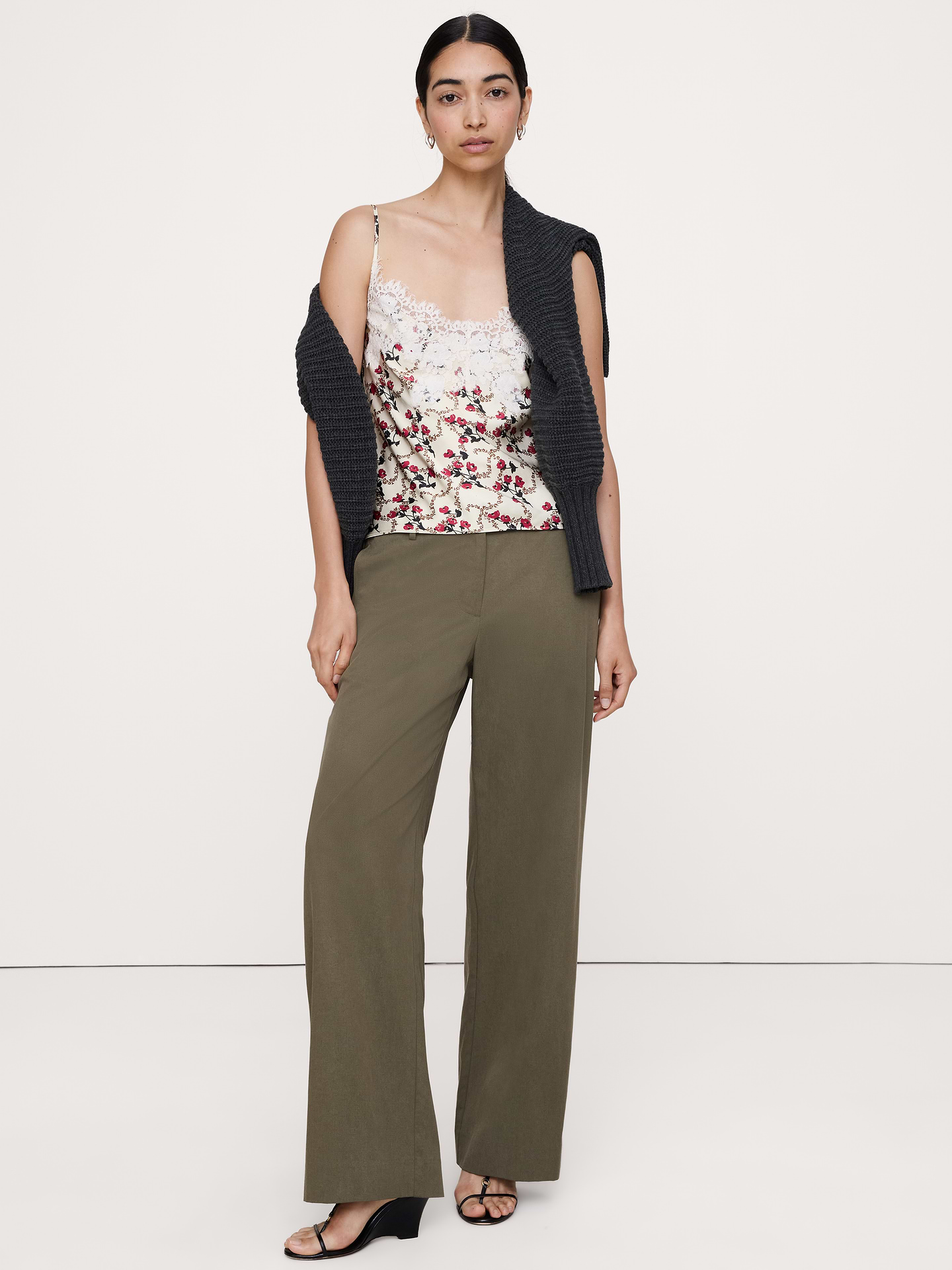 L'image numéro 8 présente Camisole en satin extensible à bordure en dentelle