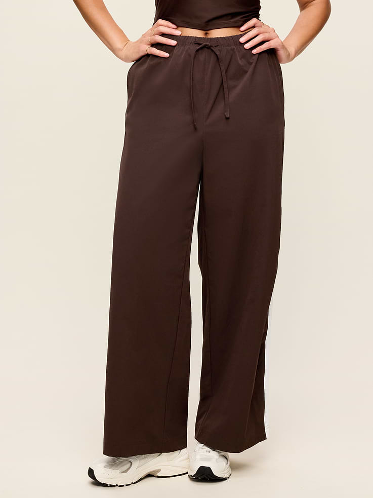 L'image numéro 6 présente Pantalon sport tissé léger à taille haute Tech Trek